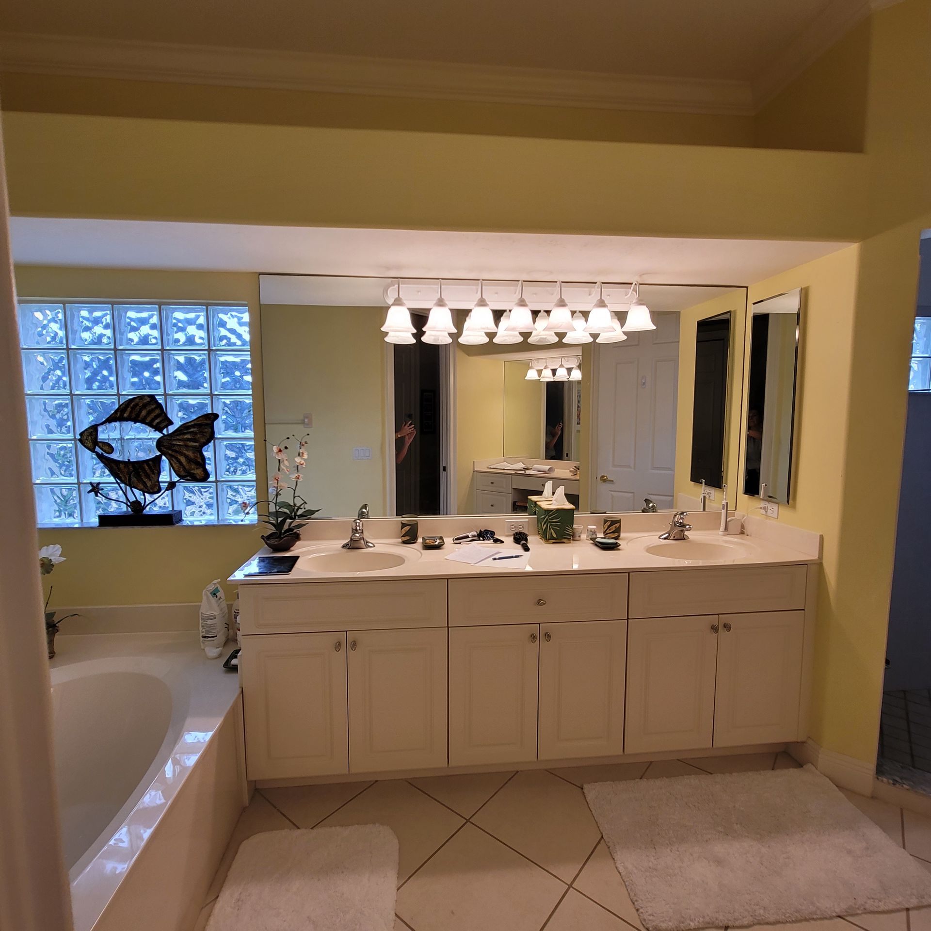 A bathroom with two sinks and a bathtub.
