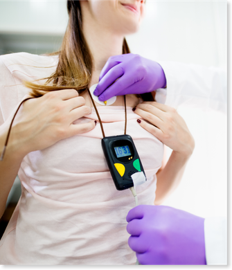 Uma mulher está sendo examinada por um médico que está usando luvas roxas