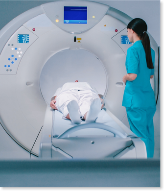 Uma mulher com um uniforme azul está parada ao lado de um homem em uma máquina de tomografia computadorizada