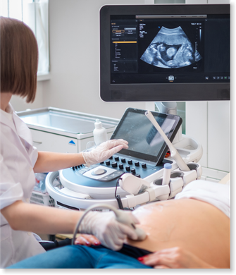 Uma mulher grávida está fazendo um ultrassom com um médico.