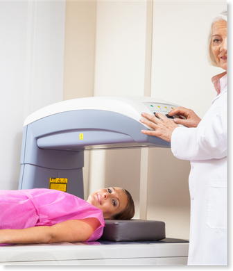 Uma mulher em um vestido rosa está deitada em uma mesa com um médico em pé atrás dela