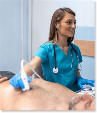 Uma enfermeira está examinando o peito de um paciente com um ultrassom