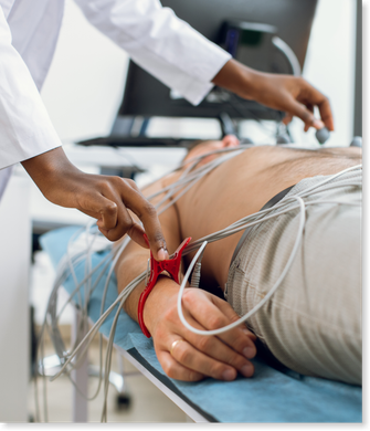 Um homem está deitado na cama fazendo um eletrocardiograma