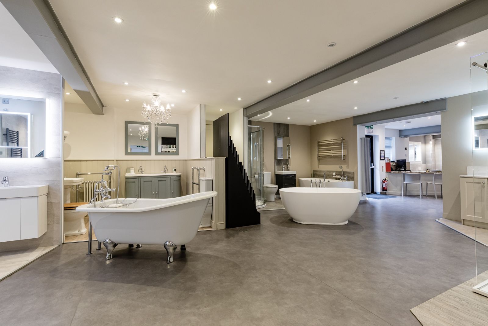 A bathroom showroom filled with lots of bathtubs and sinks.