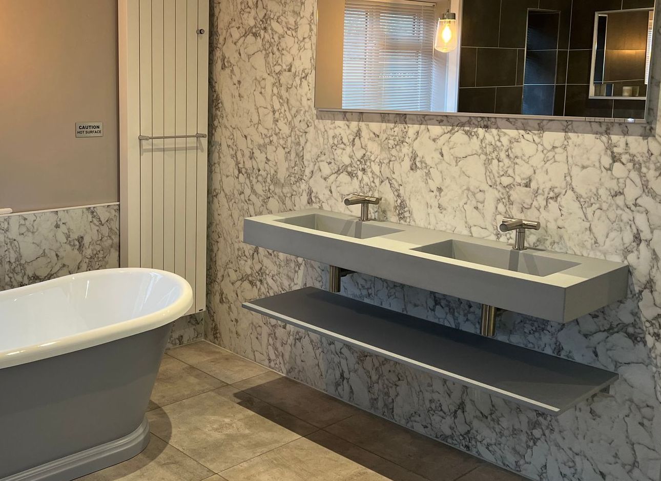 A bathroom with two sinks and a bathtub.