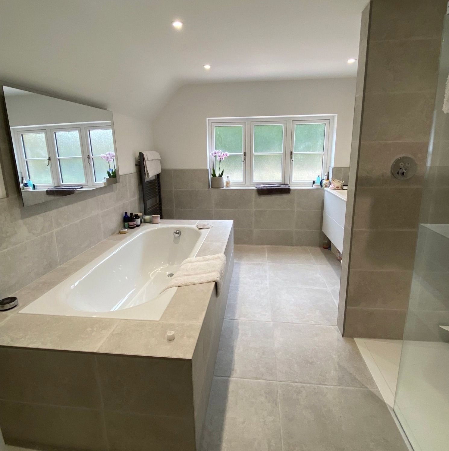 A bathroom with a bathtub and a mirror