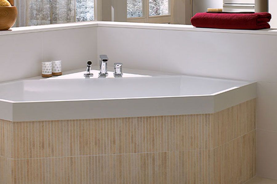 A bathtub in the corner of a bathroom