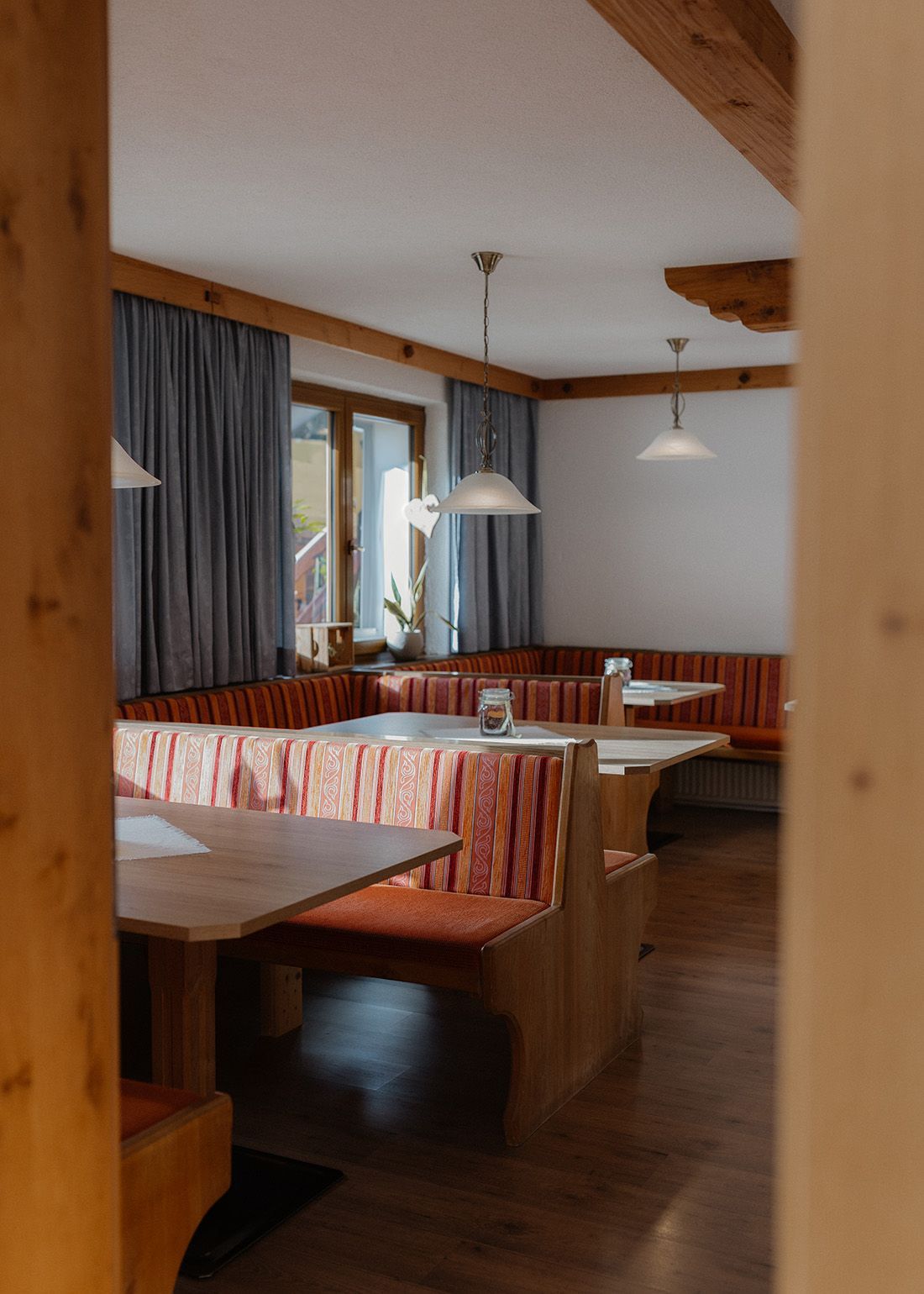 Zeigt die Großzügigkeit und den rustikalen Charme der Unterkunft.  „Gruppenurlaub“, „Aufenthaltsraum“ oder „Speisebereich“.