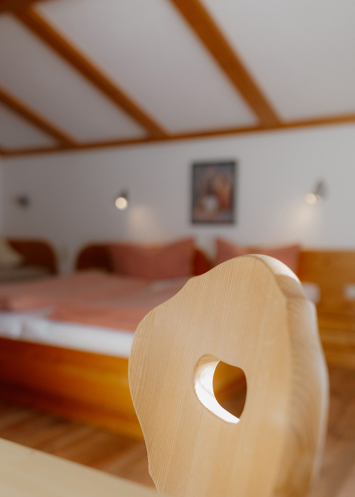 Helle Dachschräge mit Holzbalken.
