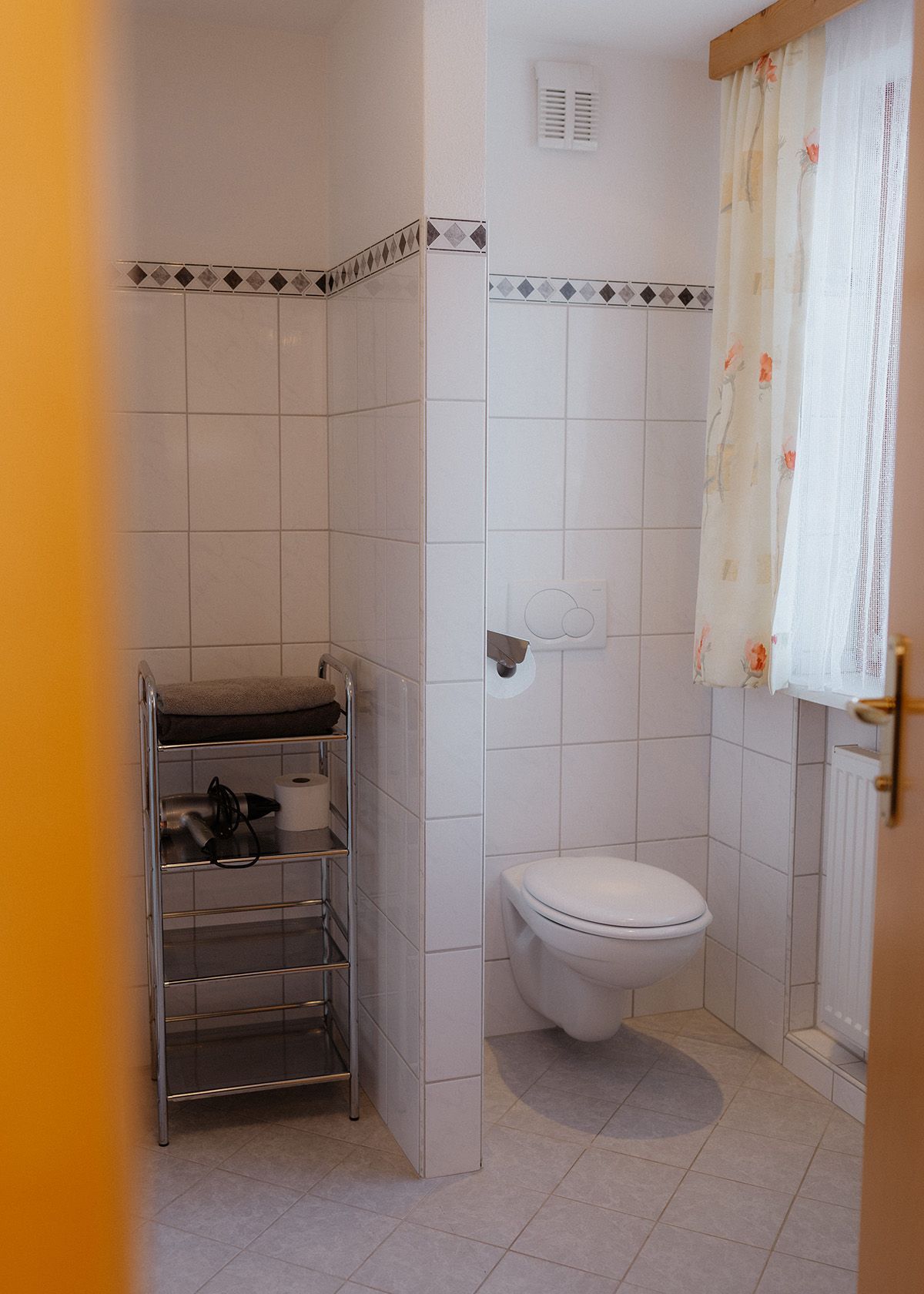 Hell gefliestes Badezimmer
