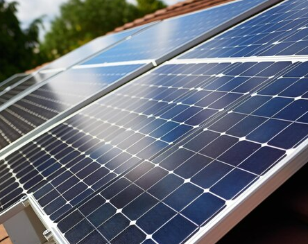 A row of solar panels sitting on top of a roof