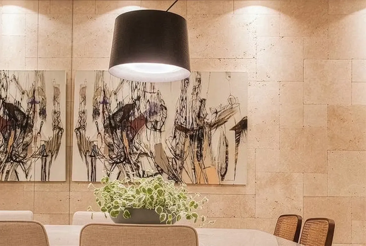 Parede revestida com Travertino Artemano.