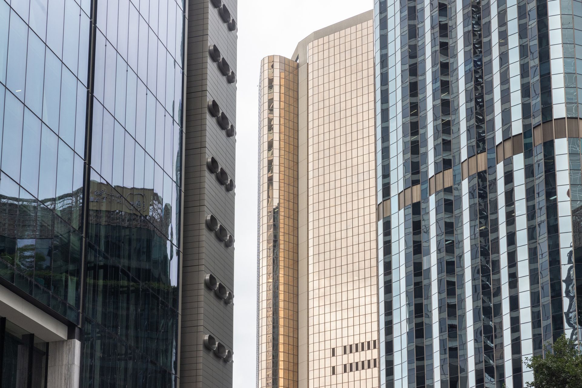 A group of tall buildings are lined up next to each other in a city.