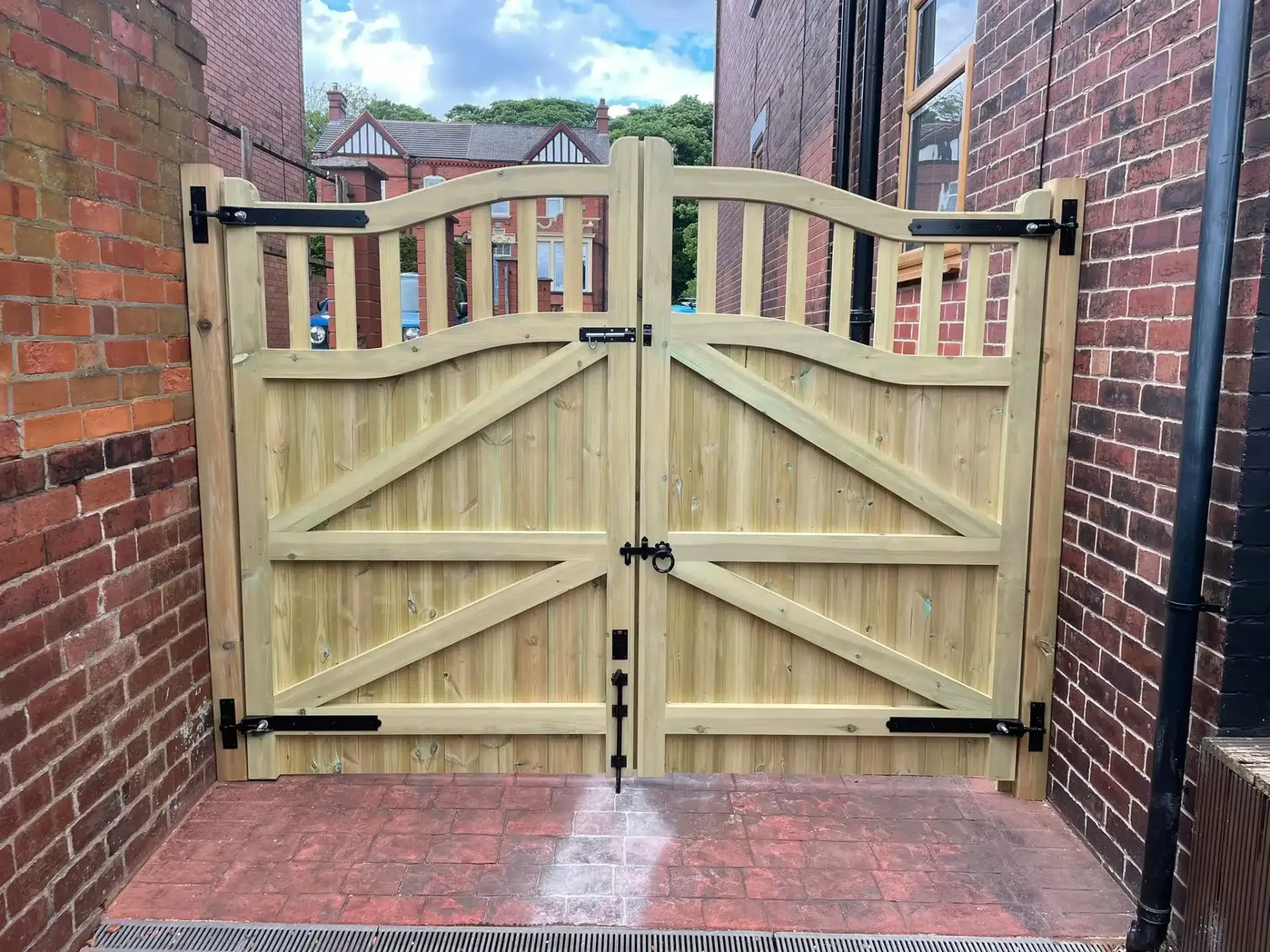 Harrogate Premier Fencing -Yorkshire Timber Gates - Driveway Gates and Garden Gates in Harrogate, Ripon, Wetherby