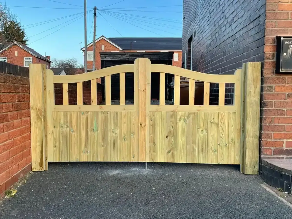 Harrogate Premier Fencing -Yorkshire Timber Gates - Driveway Gates and Garden Gates in Harrogate, Ripon, Wetherby