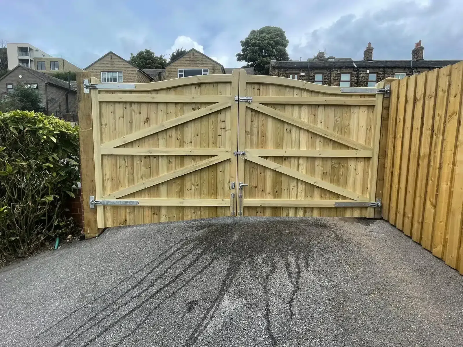 Harrogate Premier Fencing -Yorkshire Timber Gates - Driveway Gates and Garden Gates in Harrogate, Ripon, Wetherby