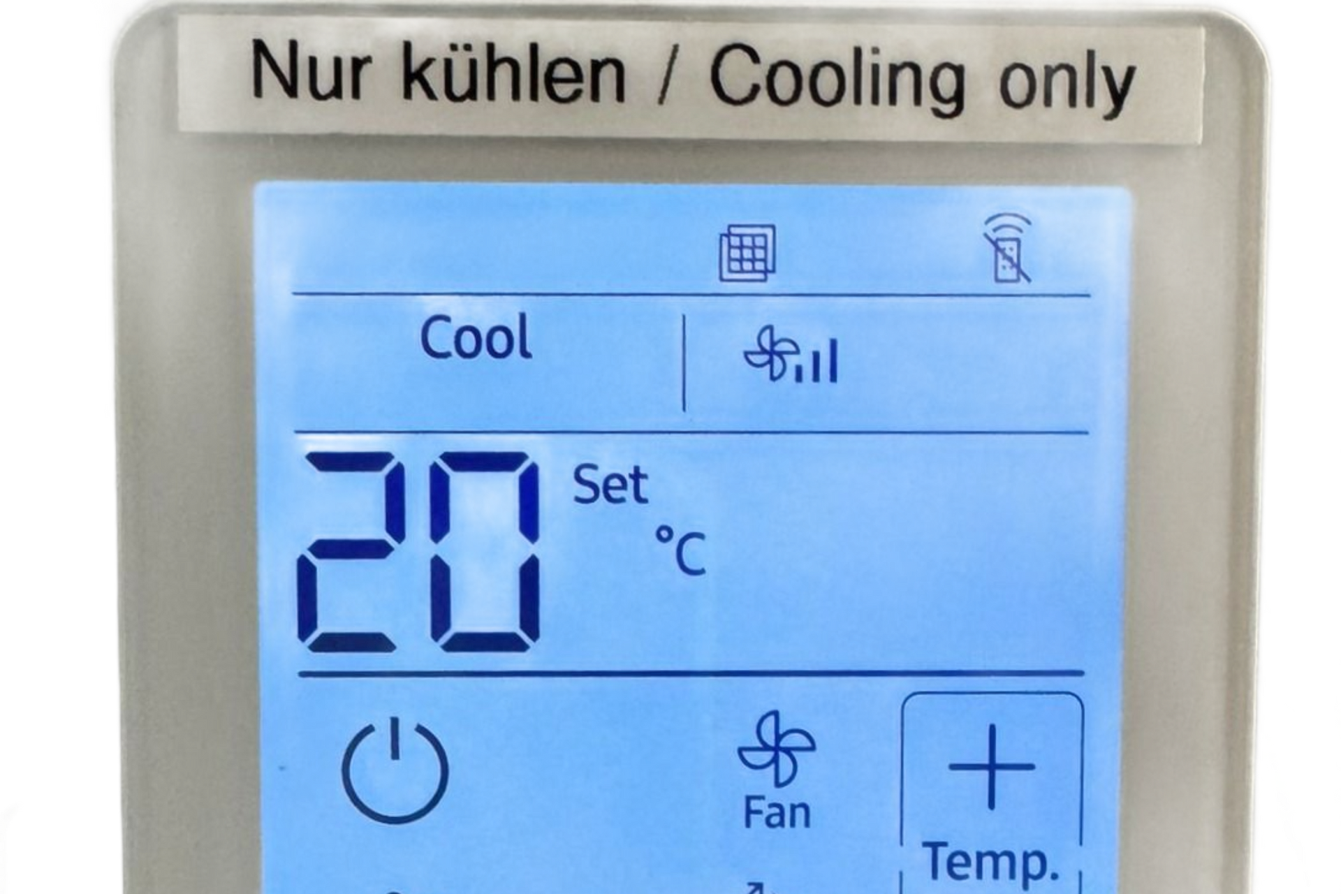 Die Anzeige der Hotelklimaanlage ist auf 20 °C im reinen Kühlmodus eingestellt, die Bedienelemente sind blau hinterleuchtet.
