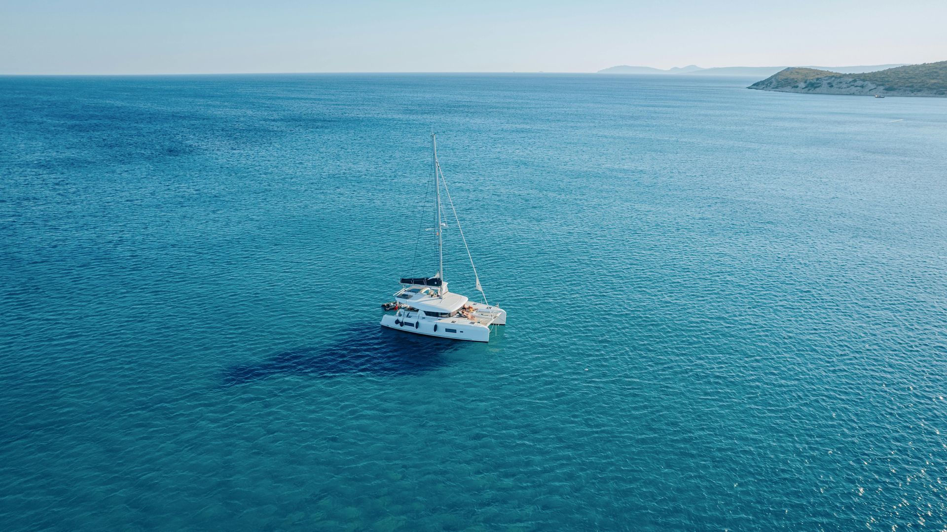 A boat sailing on clear blue waters near Çeşme, perfect for a day trip from Izmir.
