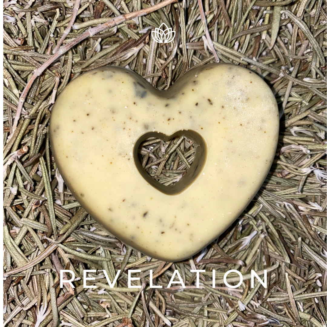 Un savon en forme de cœur est posé sur un tas de foin.