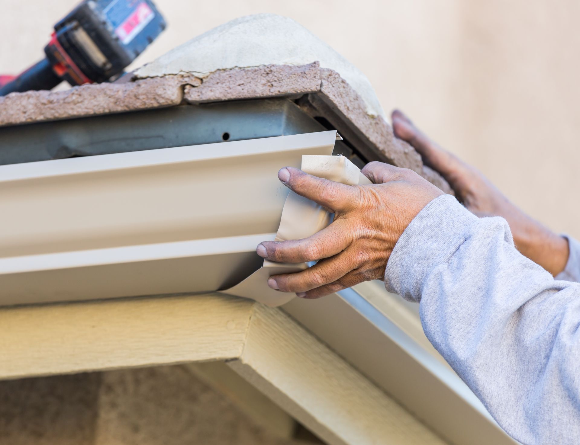 Person holding a gutter.