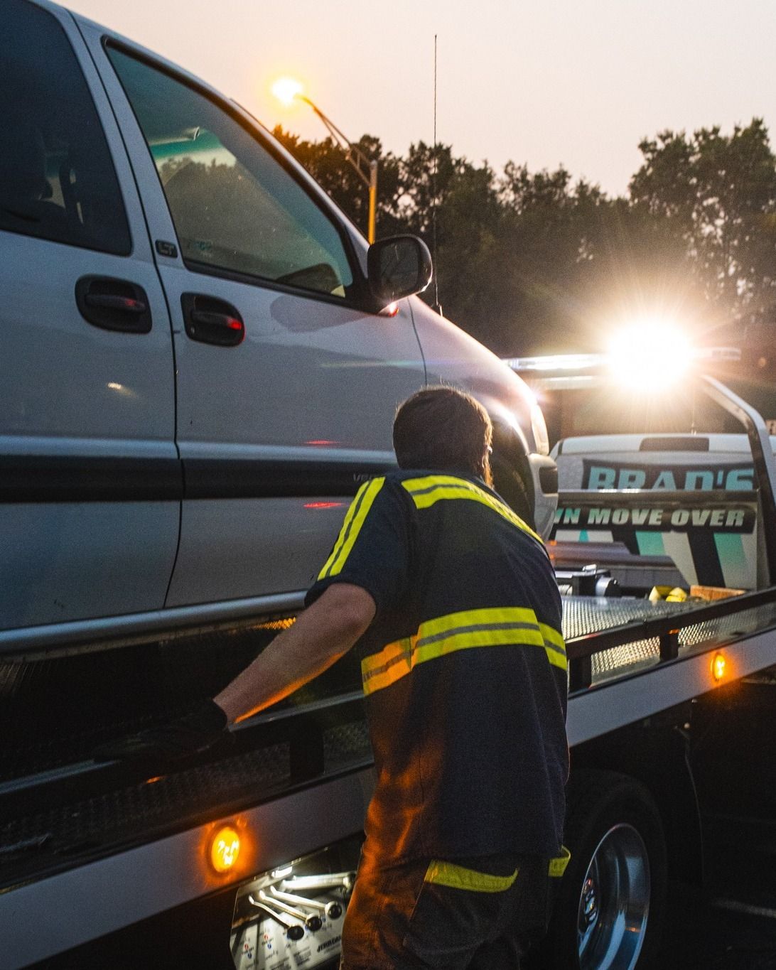 A tow truck with the word roadie on it