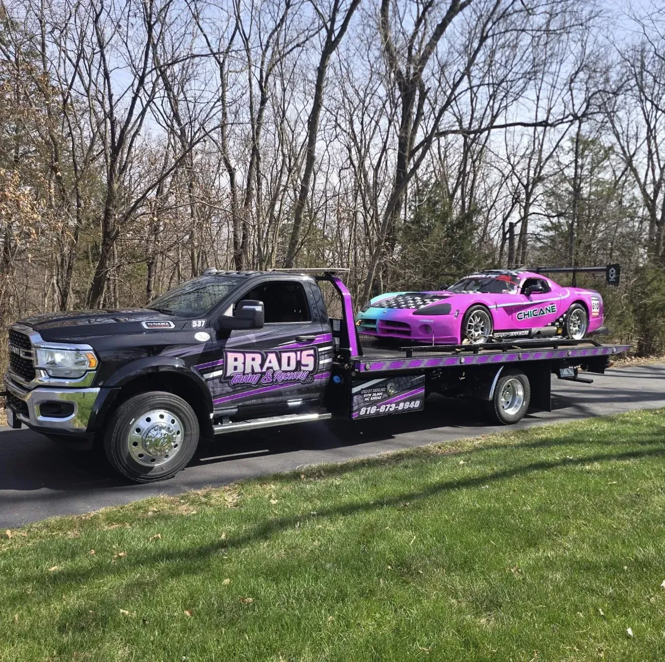 Flatbed tow truck providing emergency light duty roadside assistance and passenger van towing in Raytown MO.