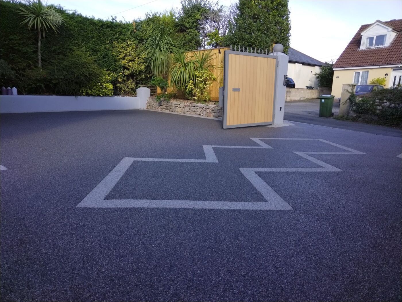 Diamond shapes on a resin driveway with a gate.