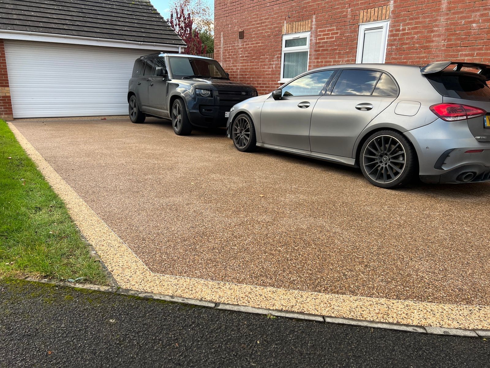 2-tone resin driveway in yellow and brown.