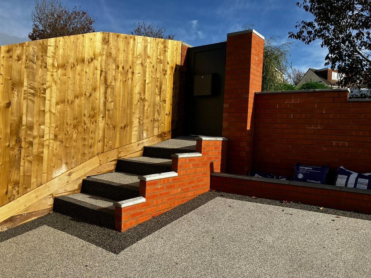 2-tone resin bound steps and driveway with black for the outside colour and grey for the inside.