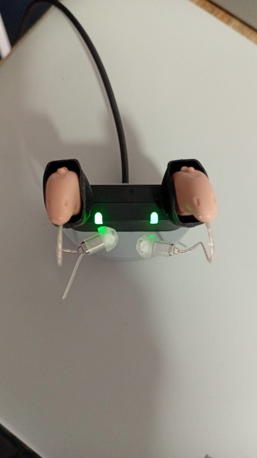Pequeño dispositivo electrónico con LED verdes brillantes