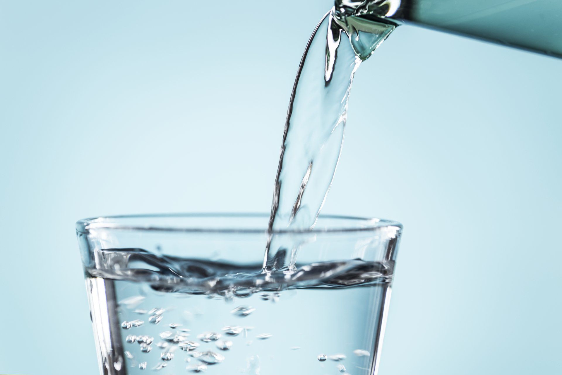 Tomar água pode piorar o refluxo? Tomar água antes de dormir pode piorar o refluxo?