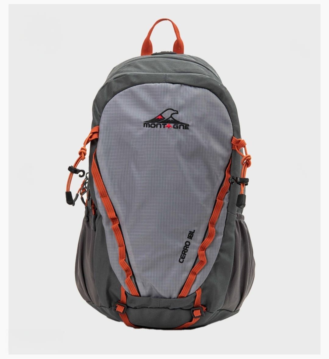 Mochila gris y gris claro con detalles naranjas; bolsillo lateral de malla; asa roja.