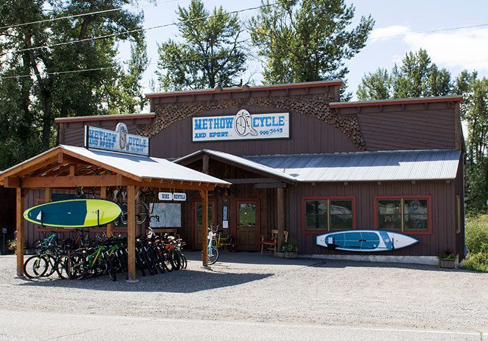 A store front with a sign that says best life cycle