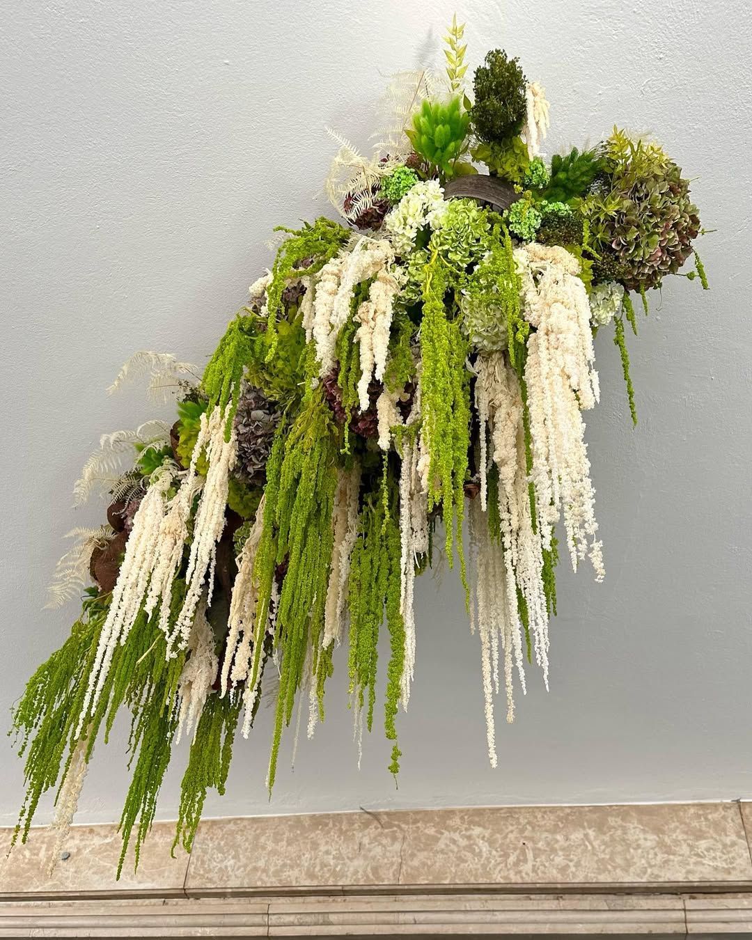 Elegante showroom di arredamento italiano con zona living curata, materiali naturali e atmosfera luminosa e accogliente.