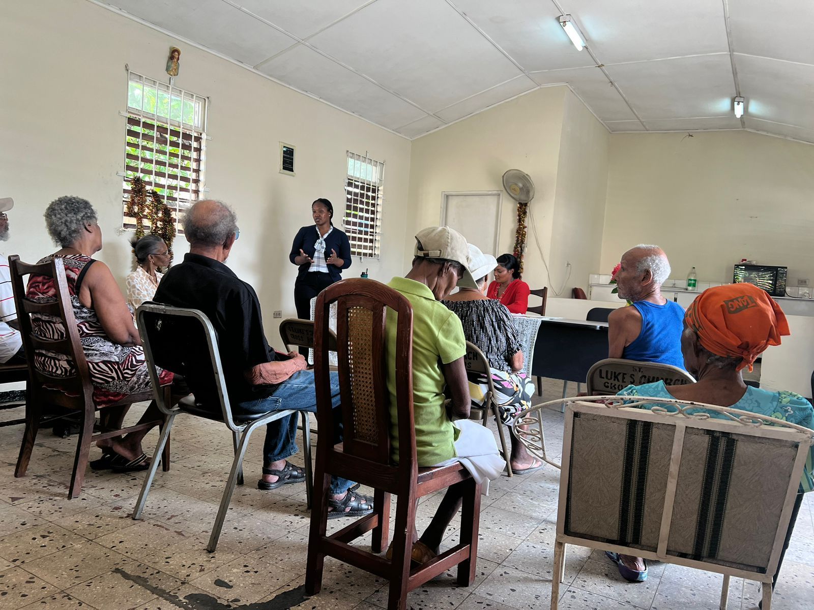 A group of people are sitting in chairs in a room.