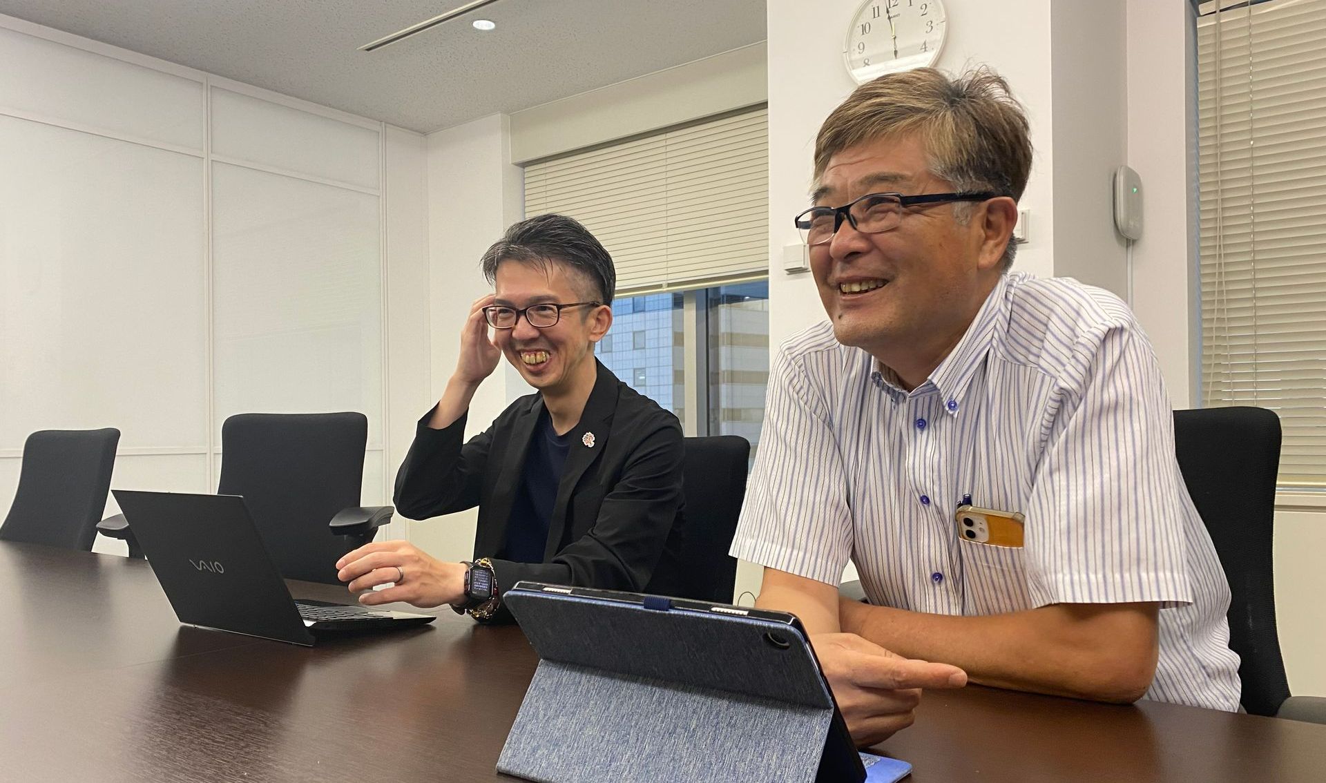 小豆島交通株式会社の中村彰紀代表取締役社長(左)と坂本良英企画部次長(右)