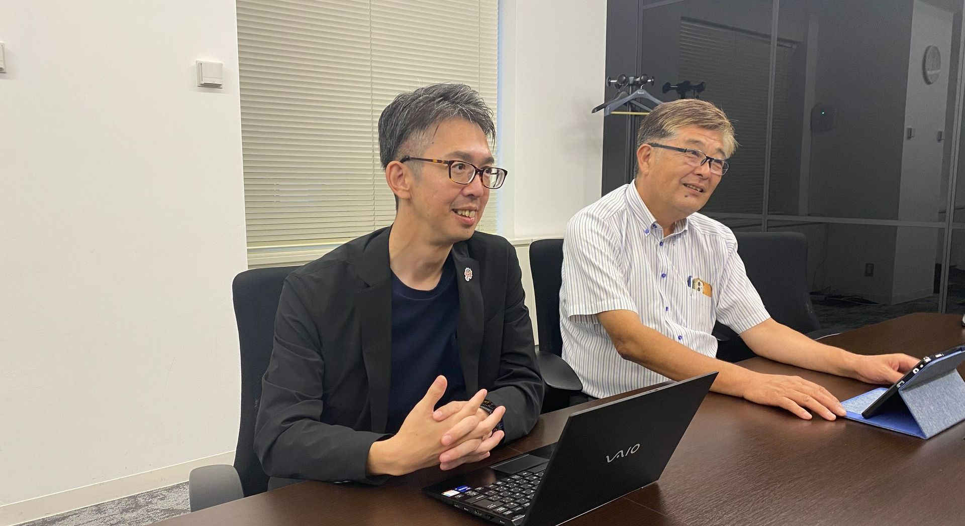 小豆島交通株式会社の中村彰紀代表取締役社長(左)と坂本良英企画部次長(右)