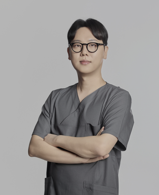 Dr. Yoon Jong-woo, Medical Director of Umi Clinic in Myeongdong, Seoul