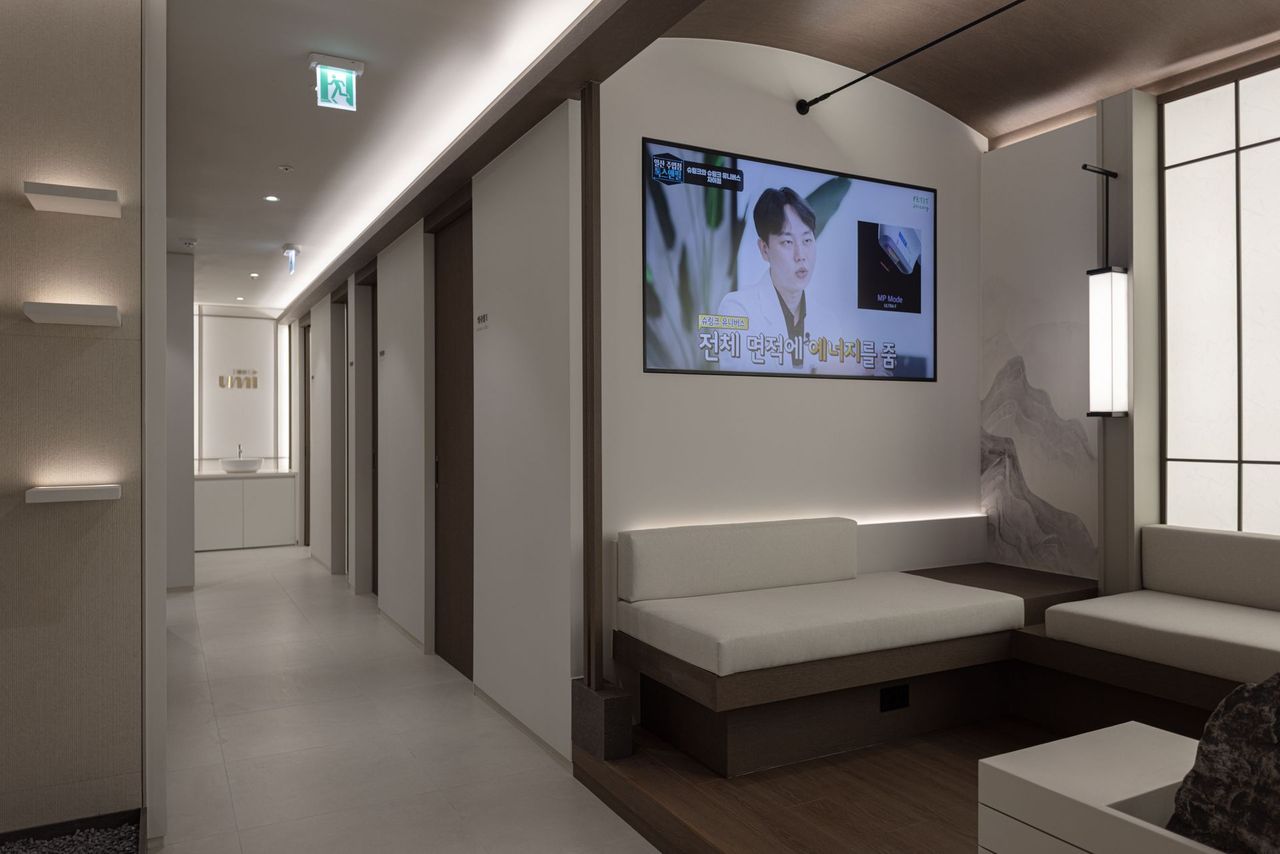 Waiting area at Umi Clinic, Myeongdong, where garlic injection drips are given