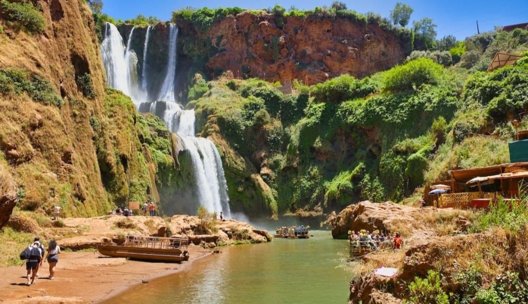 The Ouzoud Waterfalls are among the most beautiful natural sites in Morocco. Visitors can enjoy breathtaking views, boat rides near the falls, and walks surrounded by monkeys and lush nature.