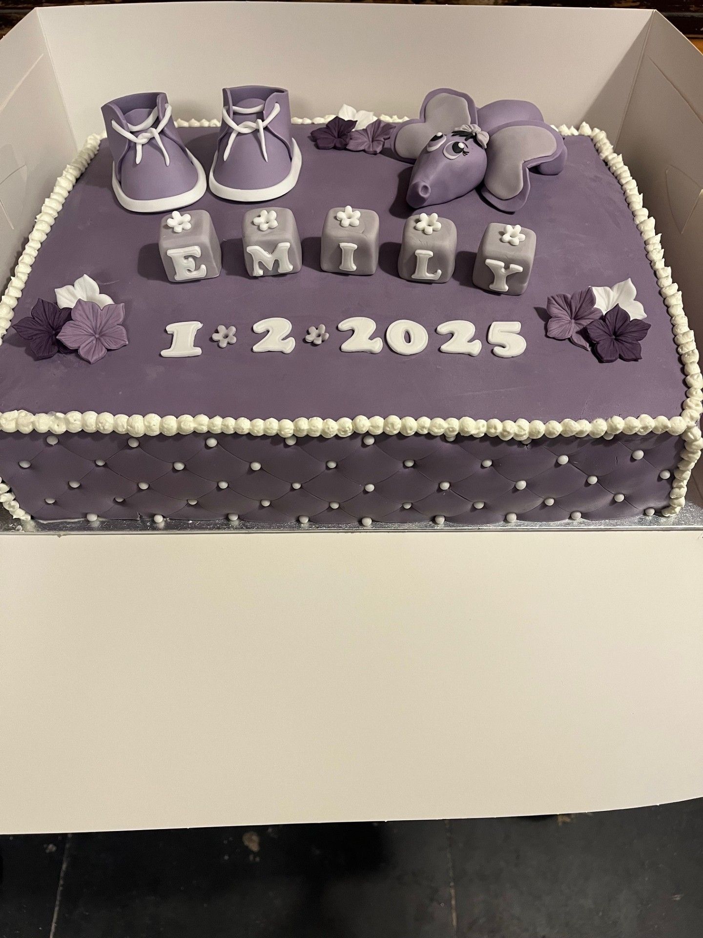 Lilla babyshowerkage med støvletter, klodser der staver