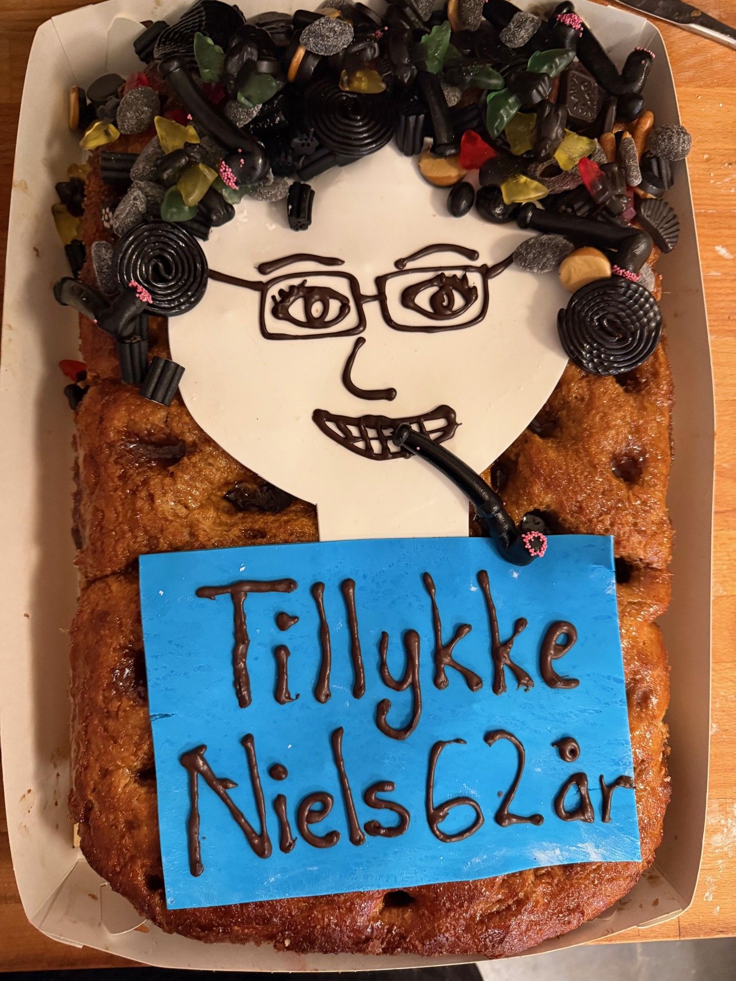 Kage dekoreret som en person med briller, pibe og