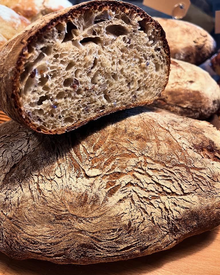 Et brød ligger oven på et andet brød.