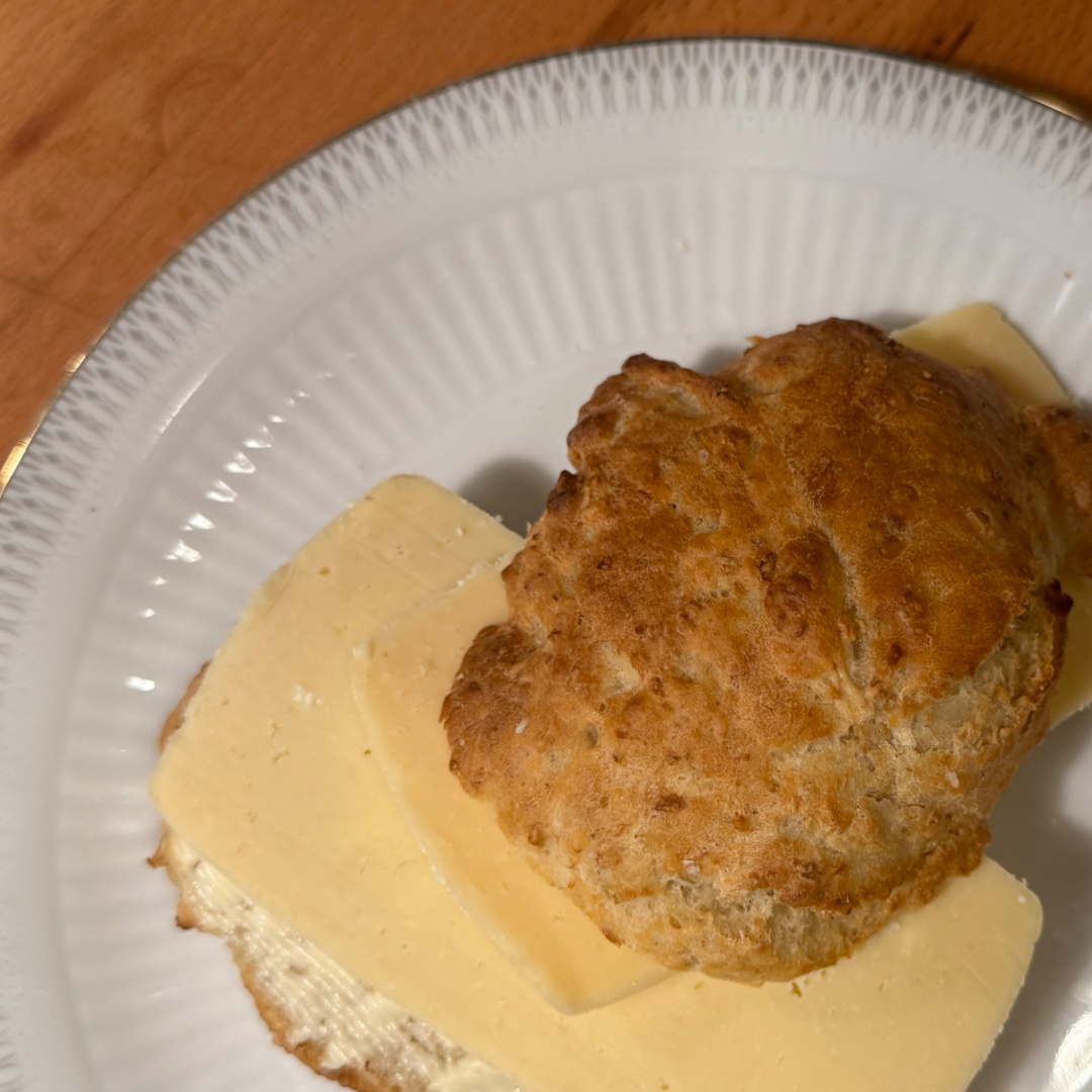 Sandwich med ost på en hvid tallerken