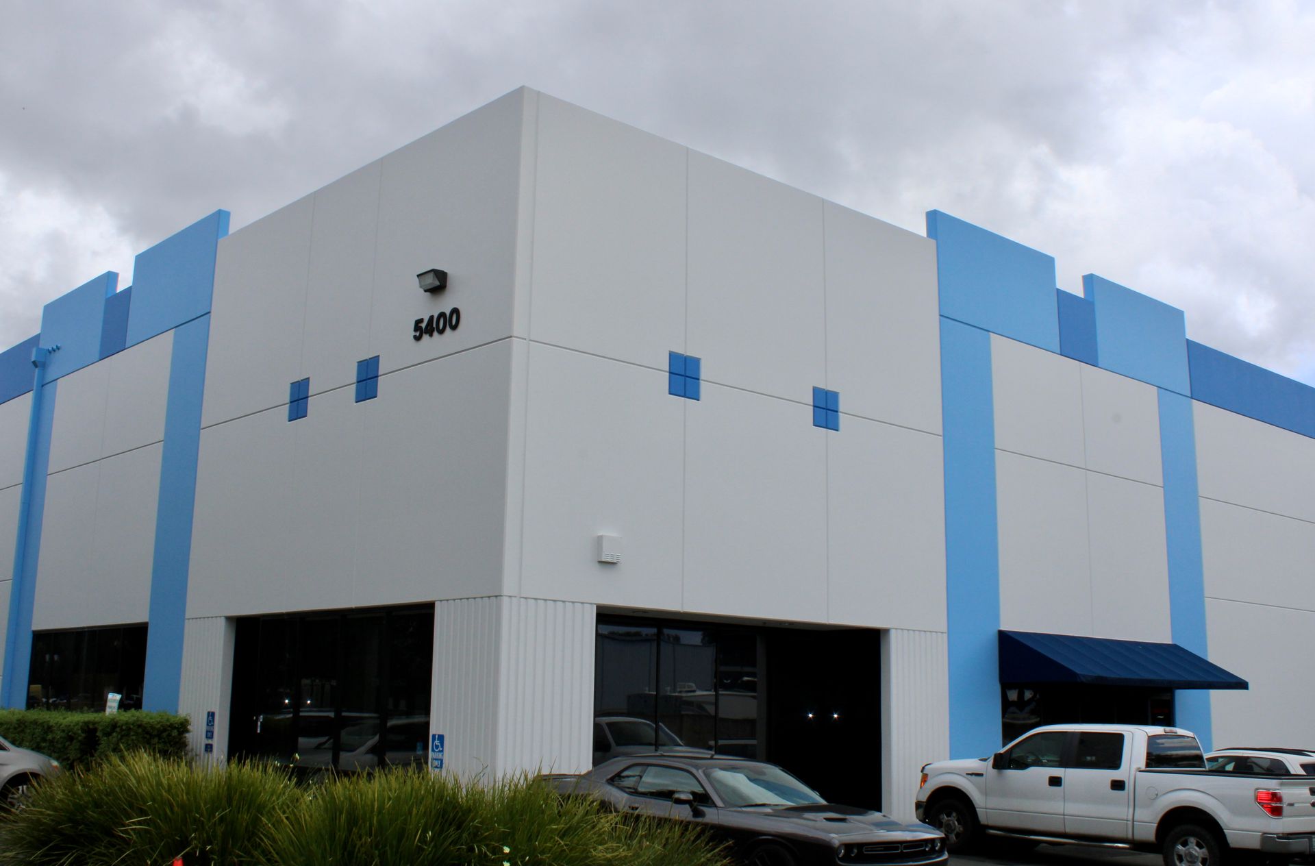 Corner view of Metropolitan Van & Storage in Benicia