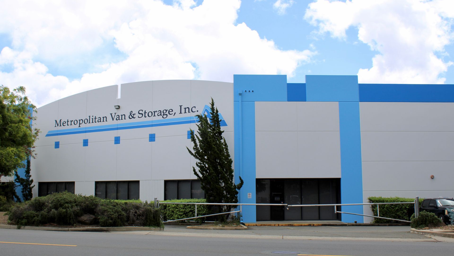 Front outside view of Metropolitan Van & Storage in Benicia