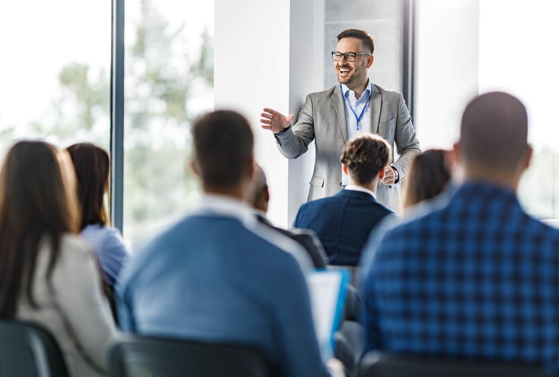 Un uomo sta tenendo una presentazione a un gruppo di persone in una sala conferenze.