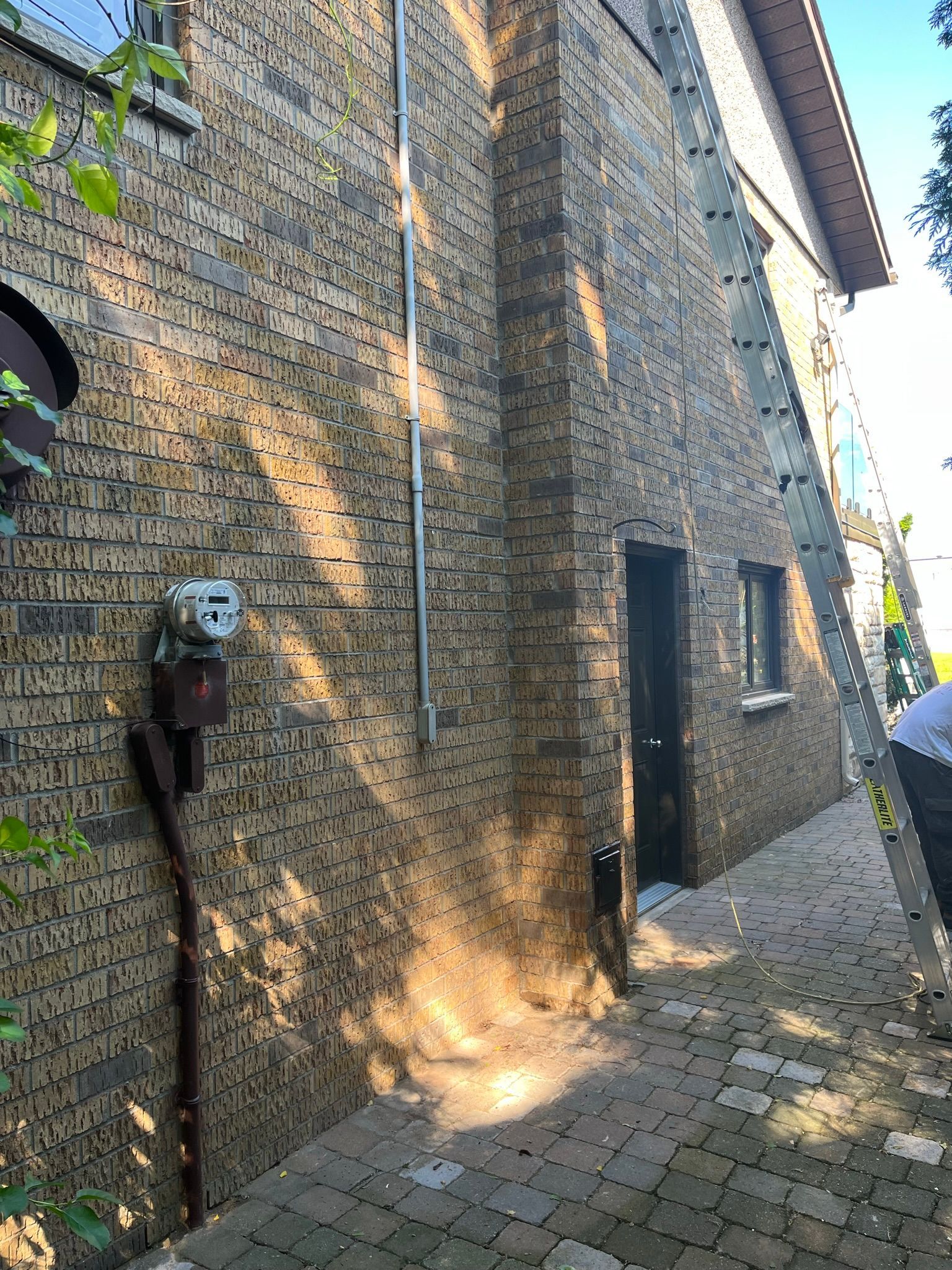 un bâtiment en brique avec une porte et une boîte aux lettres sur le côté.