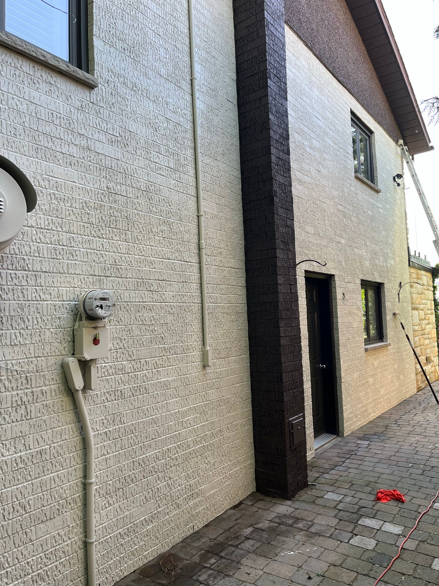 une maison avec une antenne parabolique sur le côté.