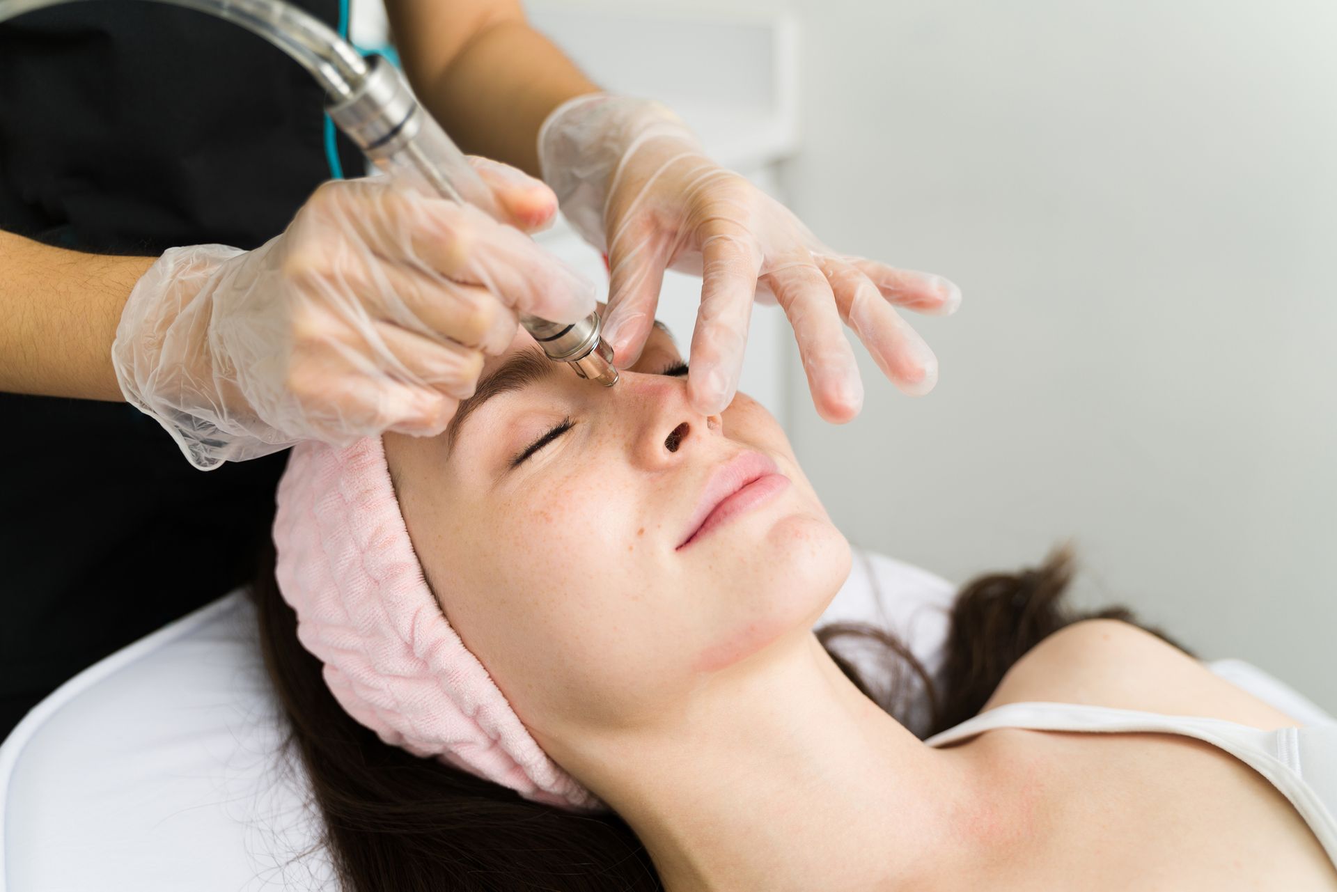 Getting rid of blackheads with microdermabrasion – Rapid Creek, NT - Urban Wax & Beauty Portrait of a beautiful young woman looking over her shoulder and smiling outdoors – Rapid Creek, NT - Urban Wax & Beauty